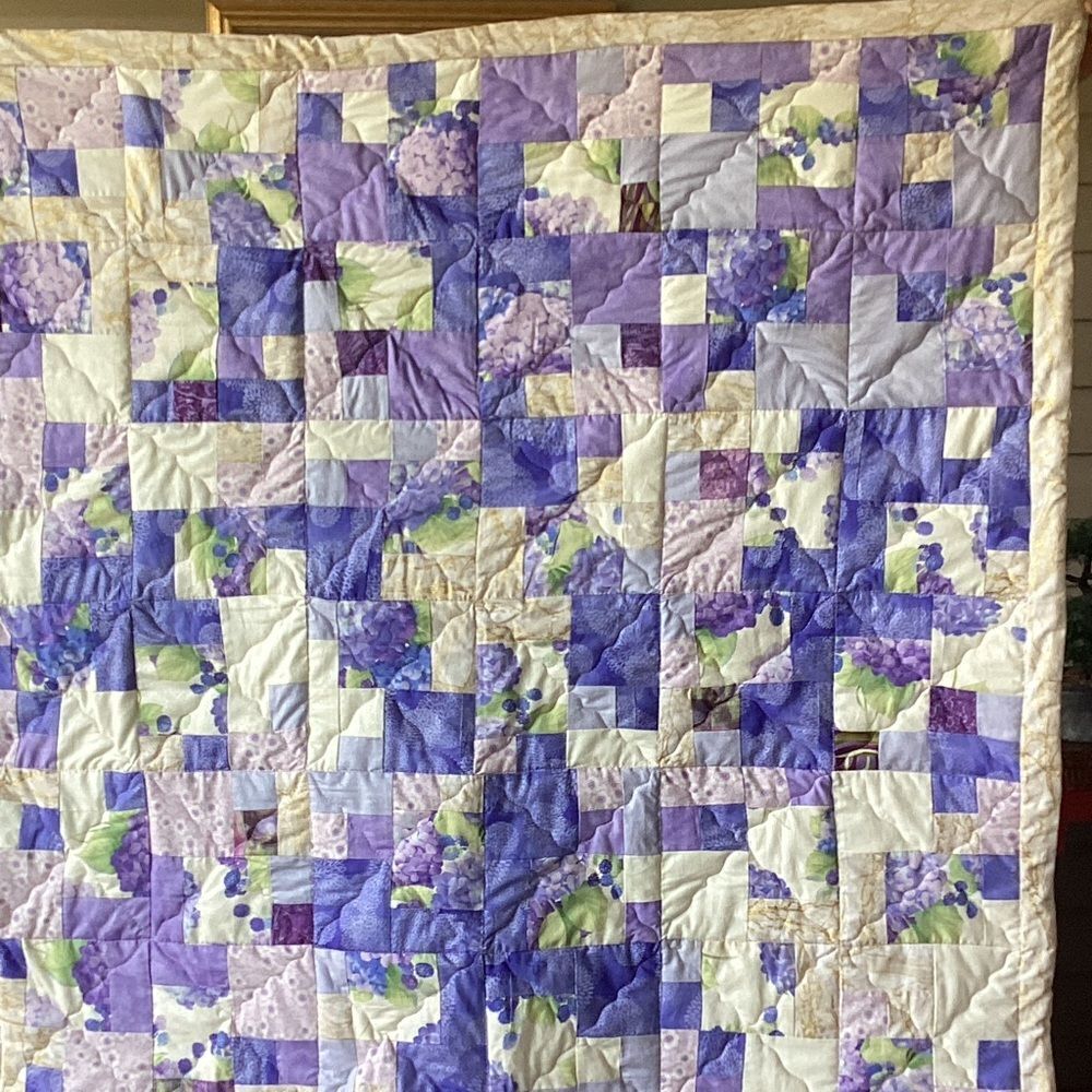 NWT Hand Crafted Gorgeous Shades of Purple, Cream and Gold Hydrangea Print Quilt
